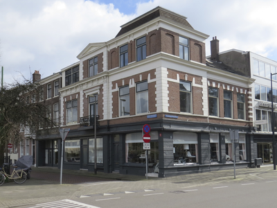 908611 Gezicht op het winkelhoekpand Wolter Heukelslaan 1-3 / Burgemeester Reigerstraat 14-18 (voorgrond) te ...